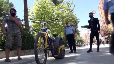  Otomobil lastiğini bisikletine taktı, görenler gözlerine inanamadı