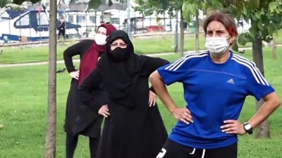  - Beyoğlu'nda kadınların sosyal mesafeli sabah sporu