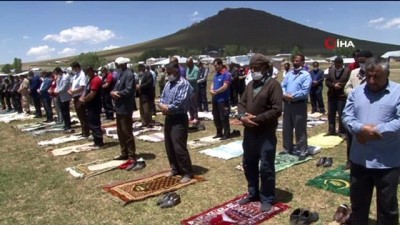  Depremin gölgesinde ilk Cuma namazı
