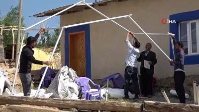  Depremzedeler hasar gören evlerini boşaltıyor