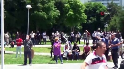  İntihar etmek için çatıya çıkan adamı film izler gibi izlediler