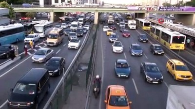  İstanbul'da haftanın son iş gününde trafik yoğunluğu arttı