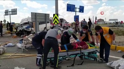   Konya’da minibüs ile tır çarpıştı: 6 ölü