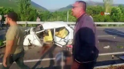  Konya'da refüje çarpan otomobil takla attı: 3 ölü, 2 yaralı