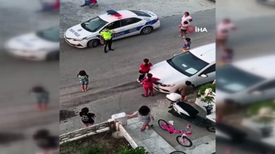 trafik polisi -  Polis ağabeyleri ile çocuklar arasındaki maske diyaloğu güldürdü Videosu