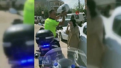  Adana’da trafik polisi, öğrenciye kendi kaskını takıp sınava yetiştirdi