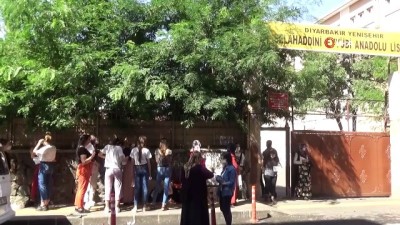  Diyarbakır'da korona virüs önlemleri altında YKS heyecanı