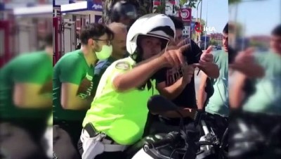 trafik polisi -  Kaza geçirip yerde acı içinde kıvranan baba, oğlunu sınava 'başarılar oğlum' diyerek gönderdi Videosu