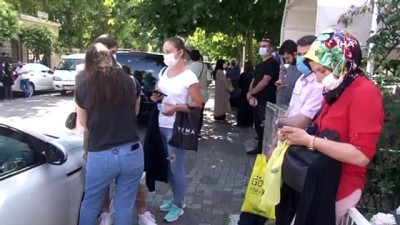  Kızını sınava getiren anne gözyaşlarını tutamadı