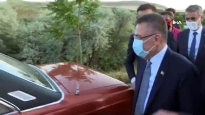  Cumhurbaşkanı Yardımcısı Fuat Oktay, makam aracını bırakıp şoför koltuğuna oturdu