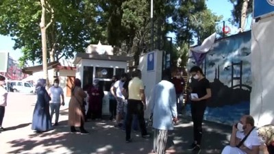  Öğrenciler içeride ter döktü, veliler dışarıda dua etti