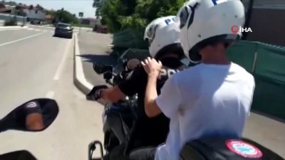 Polislerin motosikletlerle öğrencileri sınava yetiştirdiği heyecan dolu anlar kamerada