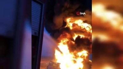 arac yangini -  Sınırdaki anız yangını park halindeki araca sıçradı... Alevler metrelerce yükseğe çıktı Videosu