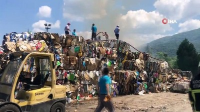 atik kagit -  Fabrikanın açık depolama alnındaki atık kağıtlar alev alev yandı Videosu