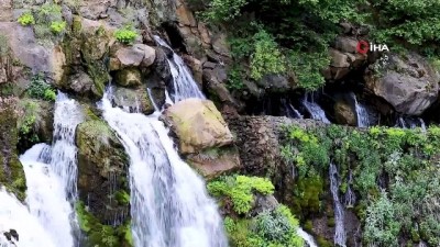 turist kafilesi -  Tomara Şelalesi, suyun muhteşem seremonisini izlemek ve dinlemek isteyenleri bekliyor Videosu