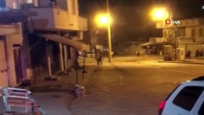 bicakli kavga -  Cizre’de iki aile arasında çıkan taşlı, sopalı kavgayı polis havaya ateş açarak ayırdı Videosu