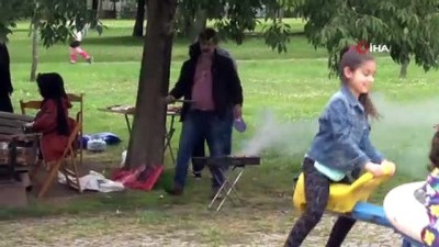  Çocuklar parka, onlar mangala koştu