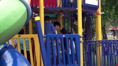 ebeveyn -   Parklar çocuklarla doldu Videosu