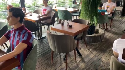 cansiz manken -  Restoranda sosyal mesafe için cansız mankenli önlem Videosu