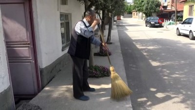 cevre temizligi -  86 yaşında ama...Her gün mahallesini süpürüp çevreye örnek oluyor Videosu
