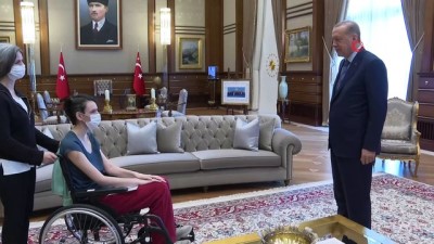  Cumhurbaşkanı Erdoğan, milli voleybolcu Meltem Çetin'i kabul etti