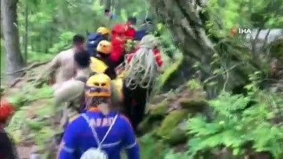  Kayalıklardan düşen dağcının cansız bedeni çıkarıldı