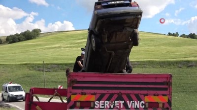 dere yatagi -  Kaygan yolda kontrolden çıkan araç dereye düştü Videosu