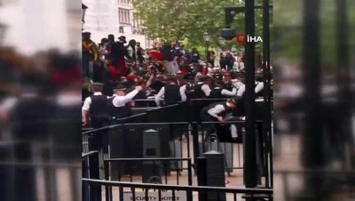 polis siddeti -  - Londra'da Floyd protestolarında polis şiddeti Videosu