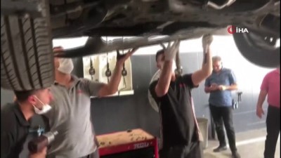  Oto servisinde kedi kurtarma operasyonu