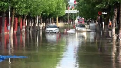  Sivas'ta yağmur ve dolu etkili oldu...Caddeler ve sokaklar göle döndü