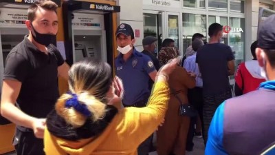 polis mudahale -  Banka sırasını kaybettiler, sosyal mesafeyi unuttular Videosu