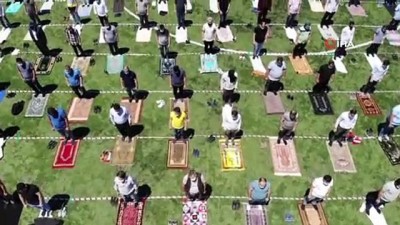  Cemaat cuma namazını statta kıldı