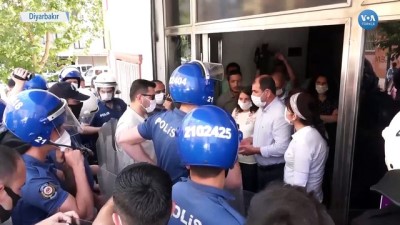 polis mudahale - Diyarbakır'da Açıklama Yapan HDP'ye Müdahale Videosu