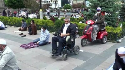 kiraathane -  Erzurum’da yüzlerce vatandaş Cuma namazı kılmak için kent meydanlarına akın etti Videosu