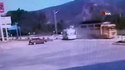  Kamyonun, minibüse çarpma anı kameralara yansıdı