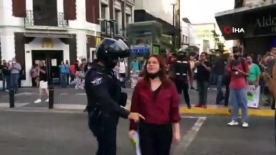 polis siddeti -  - Meksika'da bir protestocu, üzerine benzin döktüğü polisi ateşe verdi Videosu