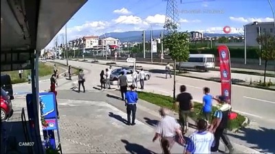  Ölümün teğet geçtiği onlar...Kontrolden çıkan otomobil elektrik direğine çarparak böyle durabildi