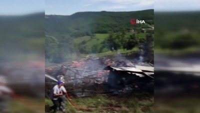  Alevlere teslim olan ahşap ev küle döndü