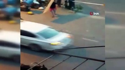 kadin hirsiz -  At arabalı 4 kadın hırsız önce kameraya ardından polise yakalandı Videosu