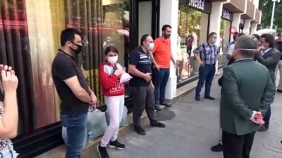  Çarşı esnafına Hakan Çavuşoğlu morali