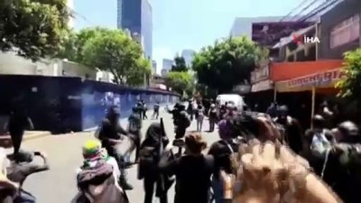 molotof kokteyli -  - Meksika’da protestocular ABD büyükelçiliğine saldırdı Videosu