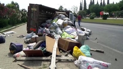 mahsur kaldi -  Şaftı kırılan kamyon yoldan çıktı: 2 yaralı Videosu