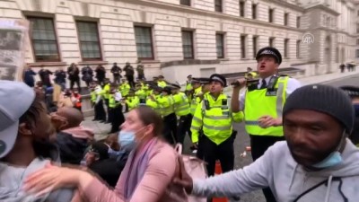 İngiltere'de ırkçılık karşıtı gösteri - Polisle göstericiler arasında arbede (1) - LONDRA