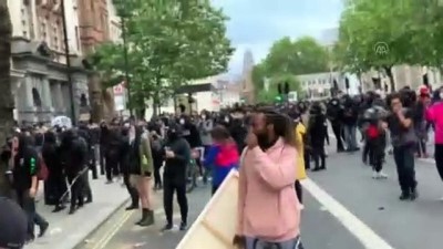 geri cekilme - İngiltere'de ırkçılık karşıtı gösteri - Polisle göstericiler arasında arbede (2) - LONDRA Videosu