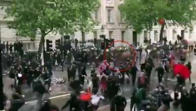 trafik isigi -  - İngiltere’deki protestolarda polis attan düştü
- Başıboş kalan at protestocuya çarptı Videosu