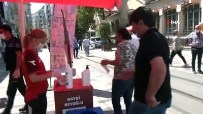 baglama -  İstiklal Caddesi'nde seyyar satıcıdan gazeteciye ilginç tepki:'Senin yüzünden müşteri gelmiyor' Videosu