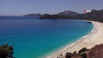  Ölüdeniz’de sosyal mesafeli deniz keyfi