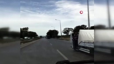  Trafikte direksiyonu bırakıp kapıyı açarak şov yaptı