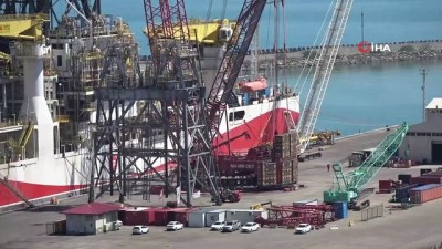  Boğazdan Karadeniz’e geçişi öncesi Fatih Sondaj Gemisinin sökülen 860 ton ağırlığındaki kulelerinin montajı yapılıyor