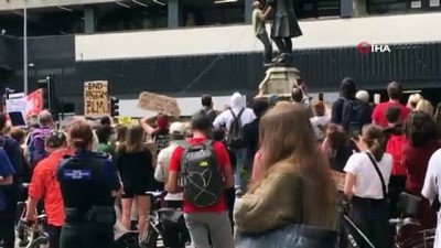 polis siddeti -  - İngiltere’de protestocular köle tüccarının heykelini yıktı Videosu